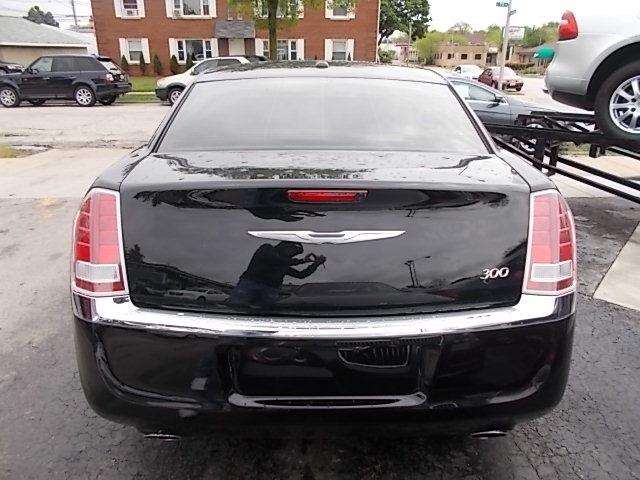 2013 Chrysler 300 4dr Sedan